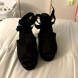 NWOT Divided black chunky heel size 8